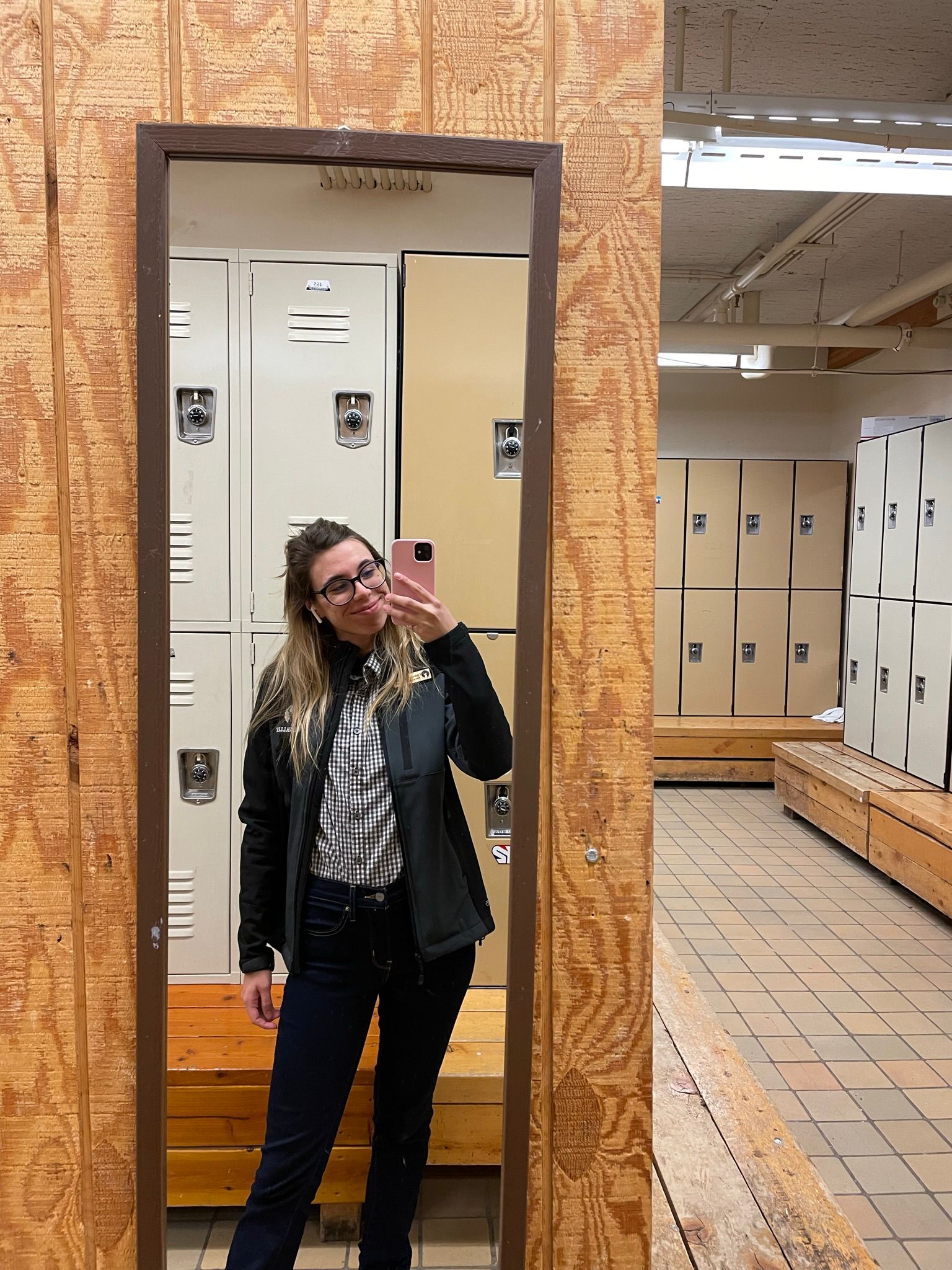 Jovem feliz na frente do espelho com uniforme de trabalho