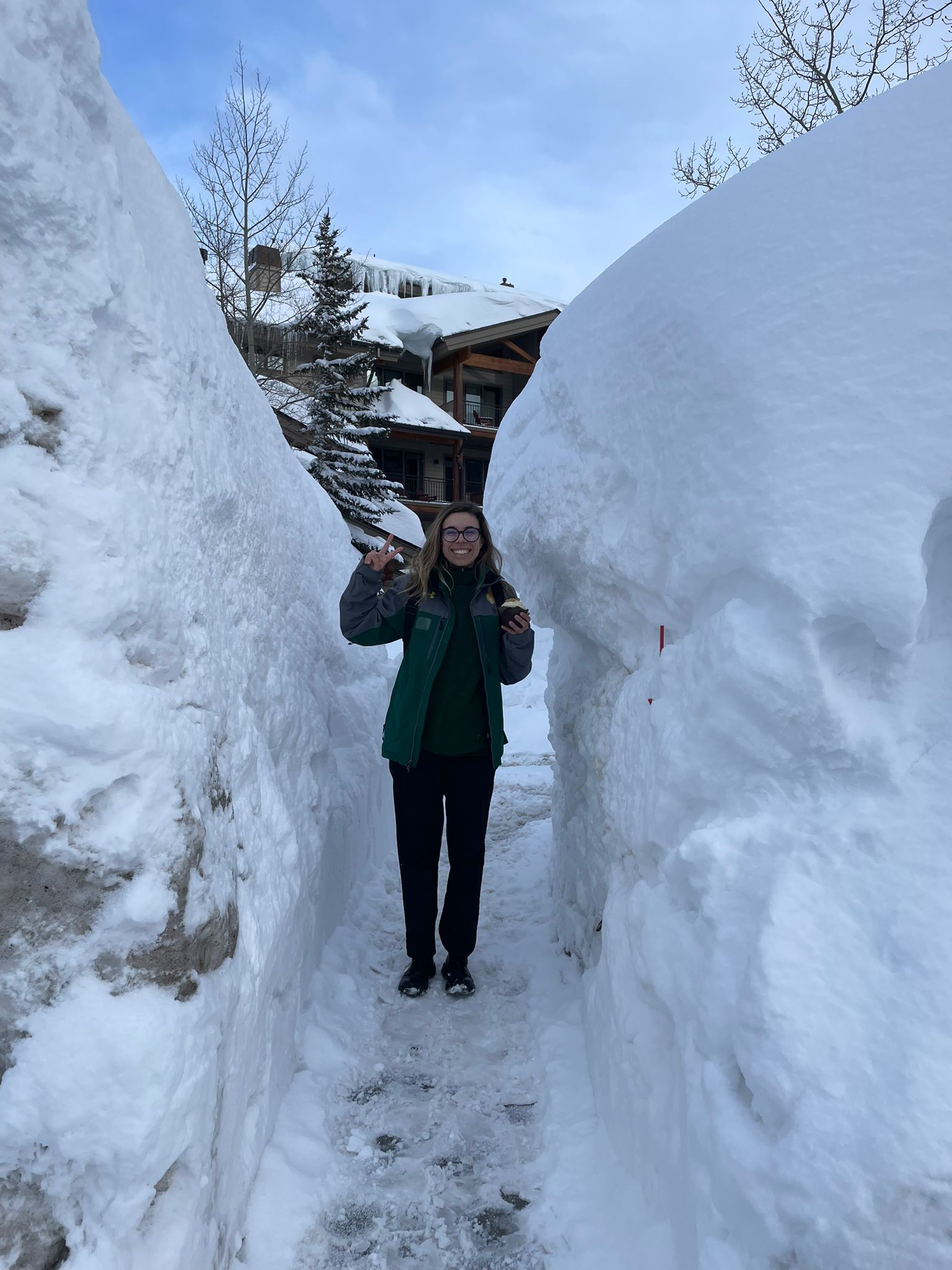 Jovem sorrindo na neve